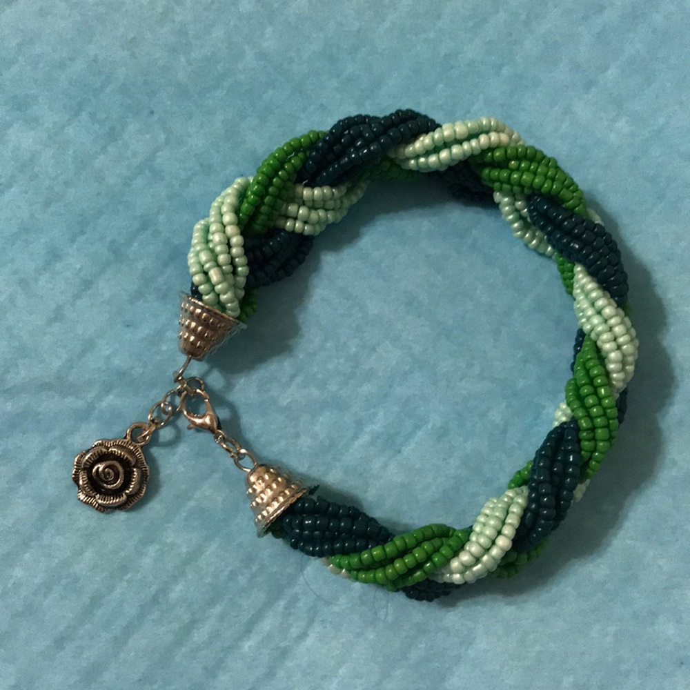 Beautiful green bracelet, rose attached, NWOT
